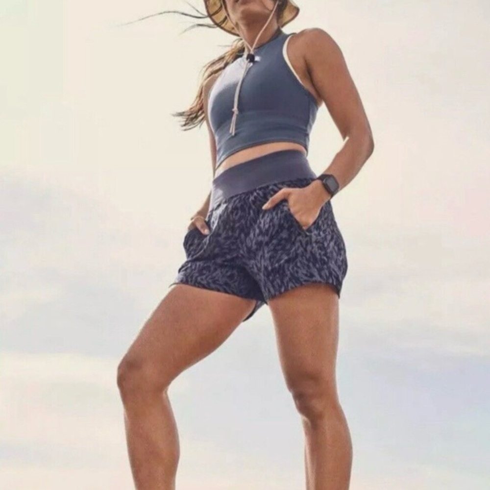 Athleta Trekkie North Mid Rise Short: size- 8: color-print
Navy Blue Lynx: EUC